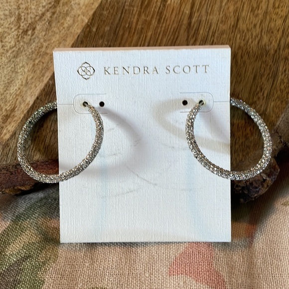 KENDRA SCOTT Silver Rhinestone Hoops Push-Back 1” Round Timeless Classic $80 NEW - Picture 2 of 16